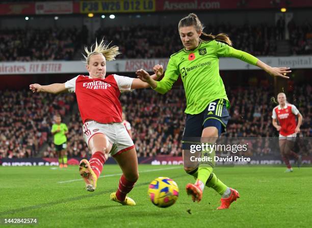 Beth Mead of Arsenal challenges Hannah Blundell of Man Utd during the WSL match between Arsenal Women and Manchester United Women during the FA...