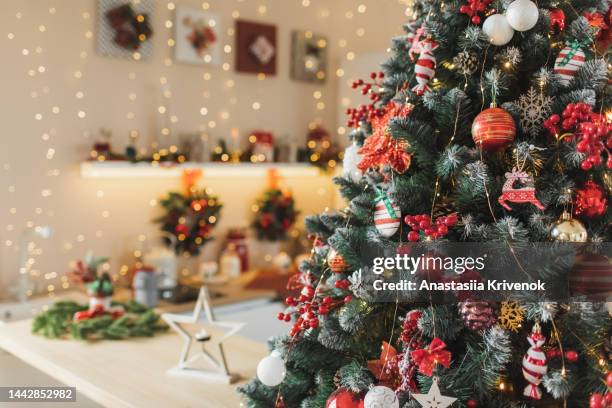 christmas cozy kitchen with christmas decorations and garlands. - decoración navideña fotografías e imágenes de stock