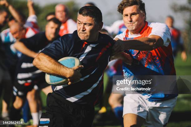 veteranos de rugby amateur en acción - liga de rúgbi fotografías e imágenes de stock
