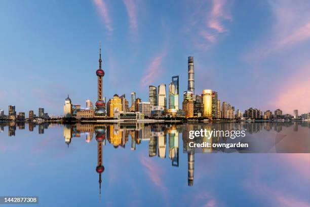 view of shanghai lujiazui financial district at sunset - huangpu fluss stock-fotos und bilder
