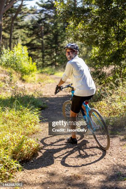 afroamerikanischer mann radfahren - bicycle trail outdoor sports stock-fotos und bilder