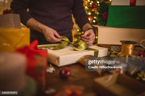 confezione regalo di natale - avvolto foto e immagini stock