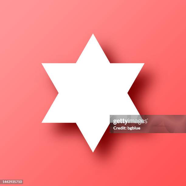davidstern. symbol auf rotem hintergrund mit schatten - davidstern stock-grafiken, -clipart, -cartoons und -symbole