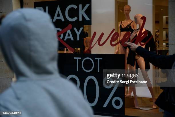 black friday - black friday shoppers stockfoto's en -beelden