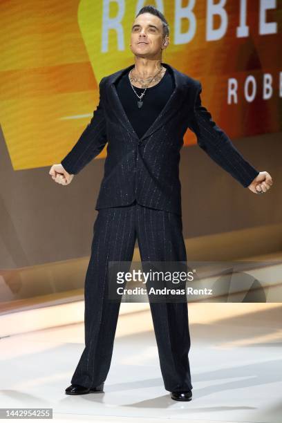 Robbie Williams gestures on stage during the "Wetten, dass...?" Live Show on November 19, 2022 in Friedrichshafen, Germany.