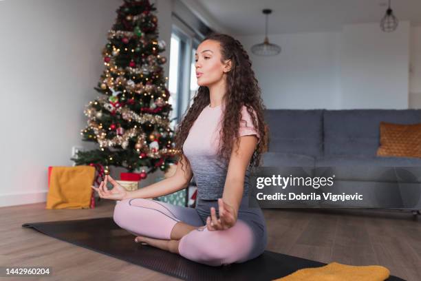 fitte frau auf einer yogamatte bei atemübungen - european sports pictures of the month december stock-fotos und bilder