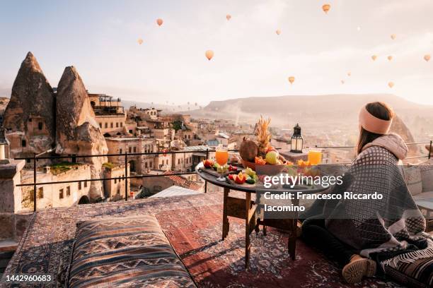 breakfast in cappadocia - cheminée de fée photos et images de collection