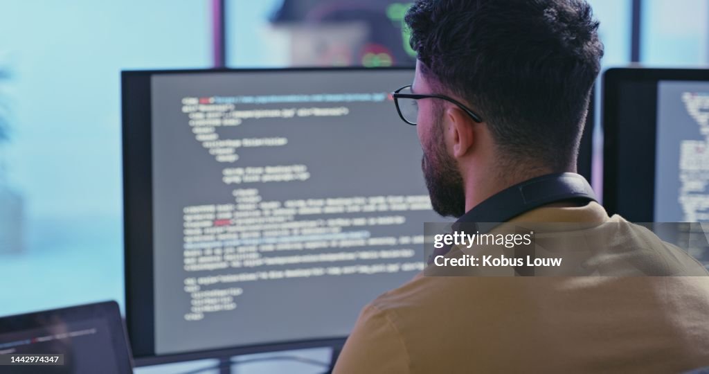Computercodierung, Softwareentwicklung und Programmierer, der Code für Cybersicherheitsanalysen, SEO-Daten und digitales Cloud-Computing schreibt. Rückseite von Programmierer, IT-Techniker und Webprogrammier-Desktop