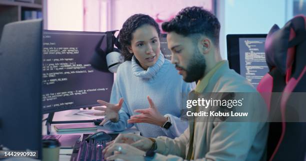 informática, mujer programadora y hombre entrenando para codificación, ciberseguridad o software en computadora. especialista en ti, programador masculino o hablando para conectarse a internet, actualización de información y computación en la nube - programador de informática fotografías e imágenes de stock