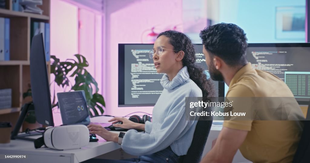 Programmierung, Code und Software Ingenieur Personalplanung, Teamarbeit und Kommunikation von Analysen, System-Update und Server. Computermonitor, Programmierer und Programmierer Mitarbeiter programmieren Web im Neonbüro