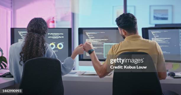 fist bump, computer und menschen im büro programmieren softwareentwicklung, digital engineering oder programmierung auf desktop-monitor-bildschirm. informationstechnologie, code und teamwork mitarbeiter unterschreiben mit der faust - server stock-fotos und bilder