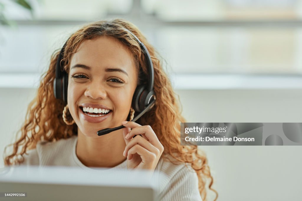 Call center, telemarketing ou mulher negra consultor de apoio retrato para crm, ajuda de comércio eletrônico ou aconselhamento virtual. Consultor on-line, TI ou agente de tecnologia da informação falando de solução, ajudando com empréstimo