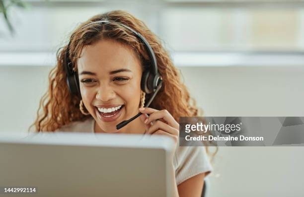 call center, telemarketing sales woman or support agent with computer for virtual consulting, advice or help with it software. ecommerce, information technology or online advisor talk to website user - customer service 個照片及圖片檔