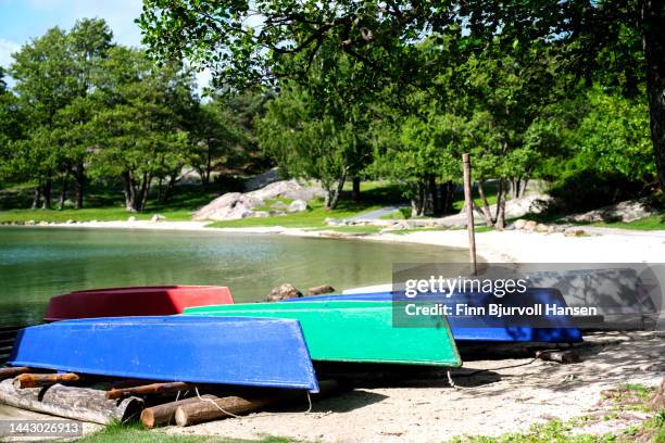 rowing boats are lying upside down on the beach - finn bjurvoll stockfoto's en -beelden