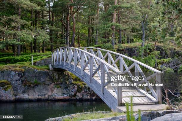 wooden bridge over the canal at bragdøya in southern norway - finn bjurvoll stockfoto's en -beelden