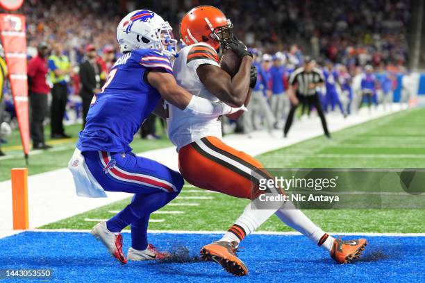 Amari Cooper of the Cleveland Browns catches a touchdown over Taron Johnson of the Buffalo Bills during the first quarter at Ford Field on November...