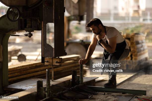 carpenter cutting wooden plank - circular saw stock pictures, royalty-free photos & images