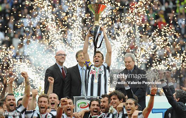 Alessandro Del Piero of Juventus FC celebrates with the Serie A trophy after the Serie A match between Juventus FC and Atalanta BC at Juventus...