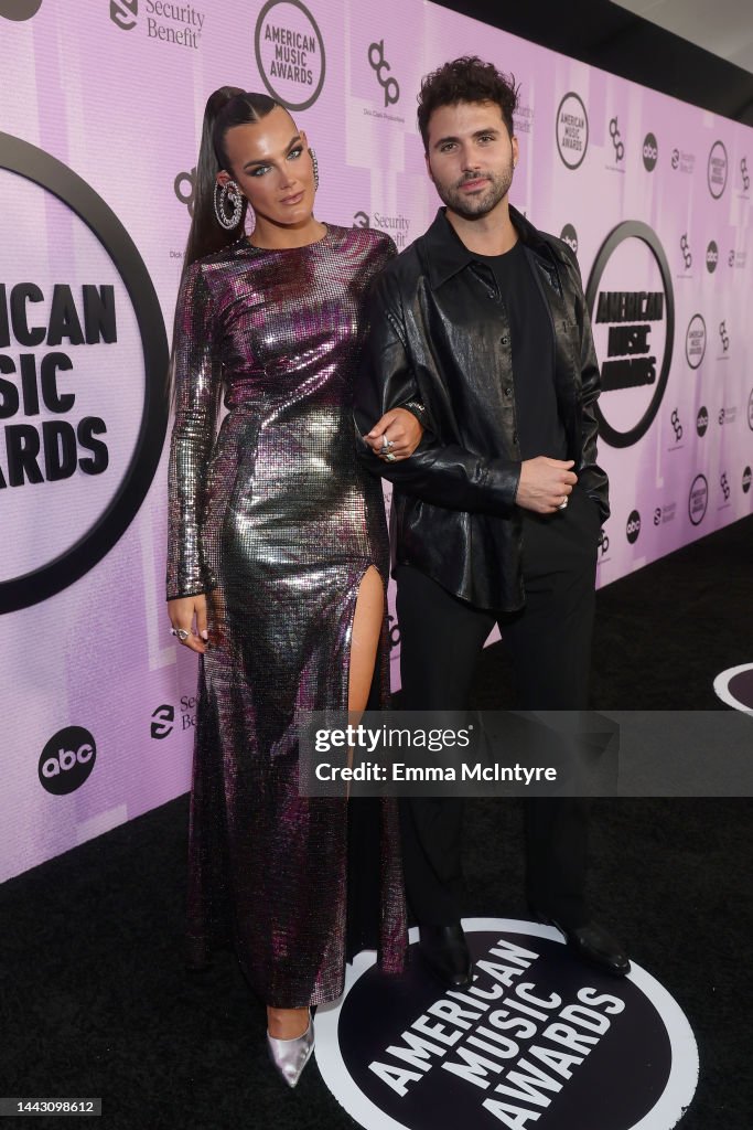 Tezza Singer Tezza Barton and Cole Hermann attend the 2022 American Music Awards ...