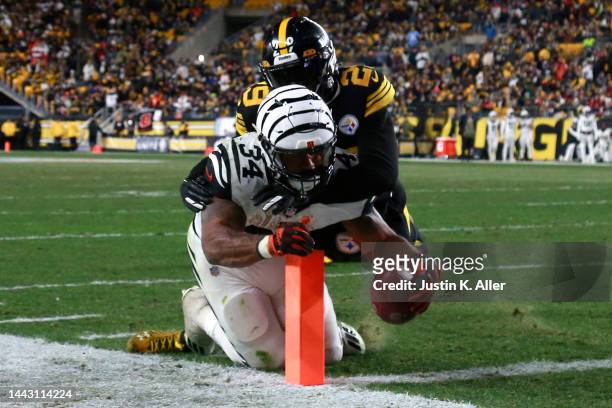 Levi Wallace of the Pittsburgh Steelers tackles Samaje Perine of the Cincinnati Bengals as Perine scores a touchdown during the fourth quarter at...
