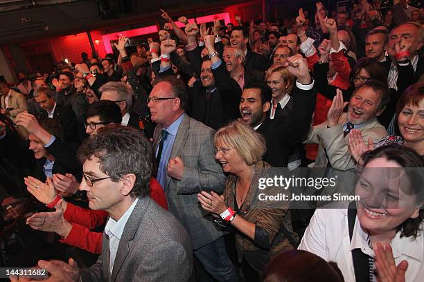 Supporters of the German Social Democrats react to the announcement of initial exit poll results that give the SPD 39 % of the vote during elections...