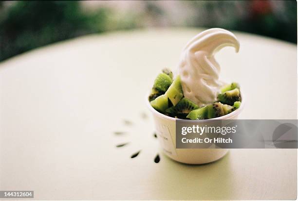 white wizard - yoghurtijs stockfoto's en -beelden