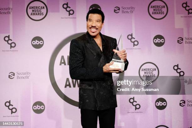 Honoree Lionel Richie, recipient of the Icon Award, poses in the press room during the 2022 American Music Awards at Microsoft Theater on November...