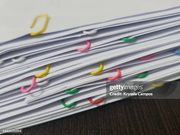 document folder with colored clips - paper clip stockfoto's en -beelden