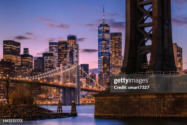 el puente de brooklyn, la torre de la libertad y el bajo manhattan por la noche - brooklyn bridge park fotografías e imágenes de stock