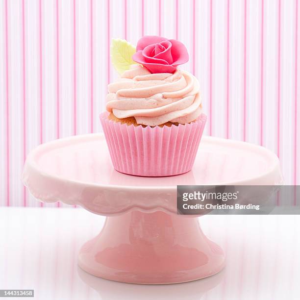 pink rose cupcake - cake table stock pictures, royalty-free photos & images