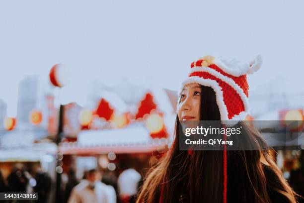 portrait of young asian woman celebrating chinese new year - 中国 提灯 ストックフォトと画像