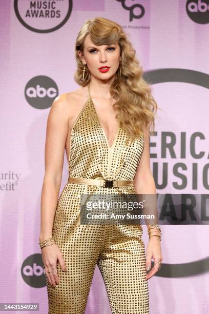 Taylor Swift, winner of the Artist of the Year award; Favorite Female Pop Artist award; Favorite Female Country Artist award; Favorite Pop Album...