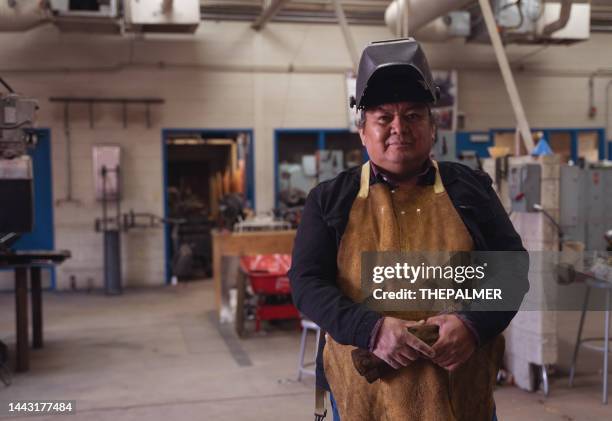welder on his workshop - navajo etniciteit stockfoto's en -beelden