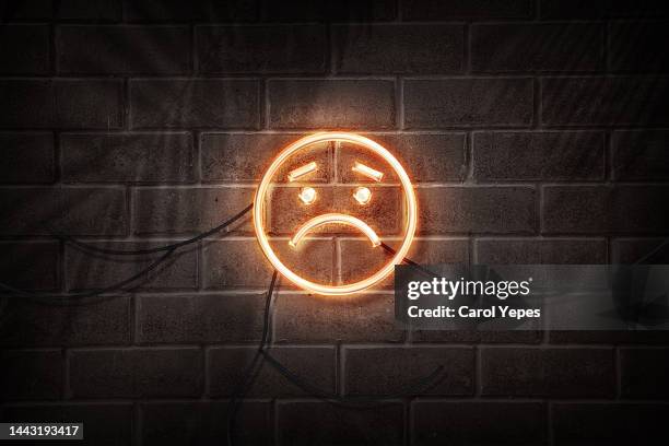 sad emoji in neon style - anthropomorphic face stockfoto's en -beelden