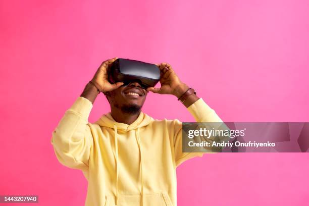 excited man wearing vr glasses - realidad virtual fotografías e imágenes de stock