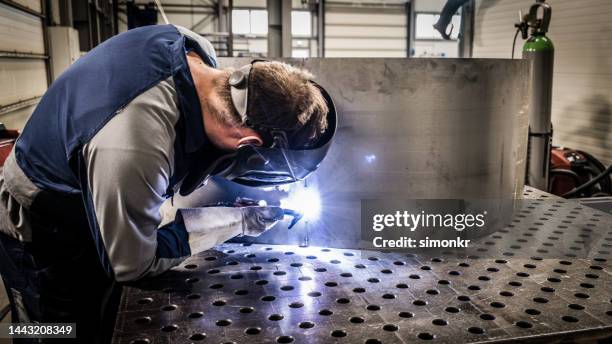 soudeur de tôle de soudage - tôle photos et images de collection