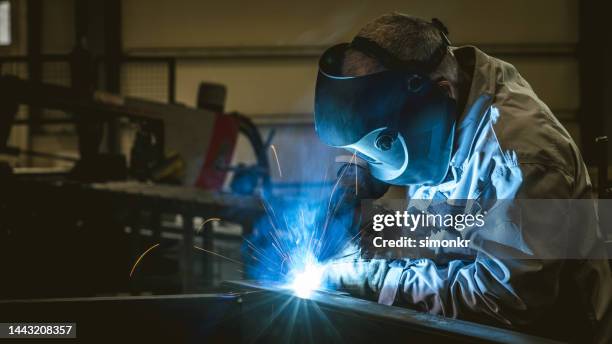 welder working in factory - last day stockfoto's en -beelden