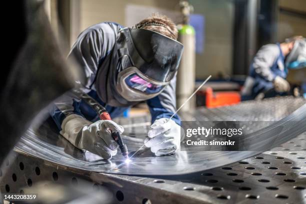 welder welding sheet metal - manufatura imagens e fotografias de stock