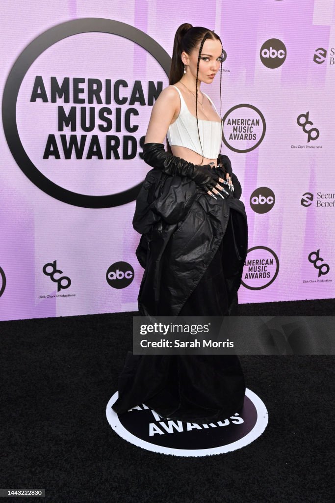 https://media.gettyimages.com/id/1443222830/photo/2022-american-music-awards-arrivals.jpg?s=1024x1024&w=gi&k=20&c=qEjZ0BMl_QxQyyBELb0k4trk04sZnG1v8Q5XJl845ms=