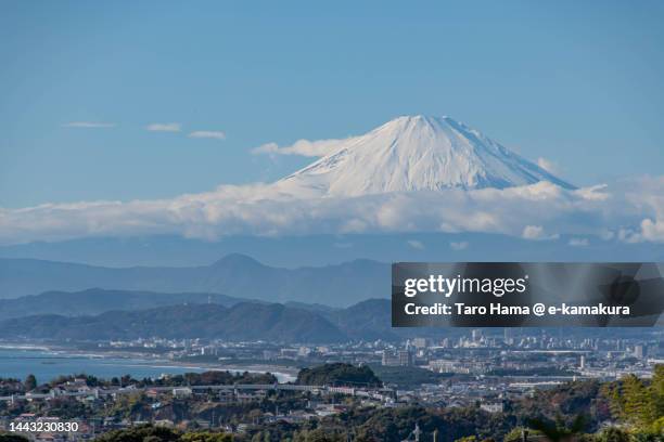 snowcapped mt. fuji and the residential district by the sea in kanagawa of japan - kamakura stock-fotos und bilder