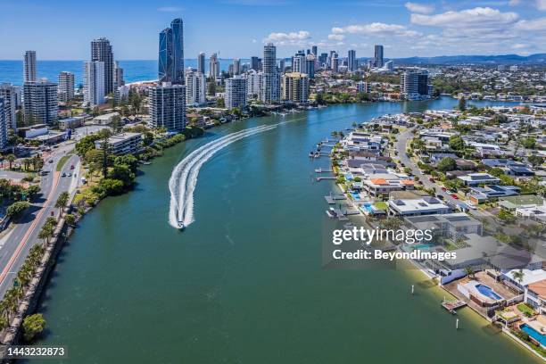 luftaufnahme nerang river housing estate, surfers paradise, pazifischer ozean - gold coast skyline stock-fotos und bilder