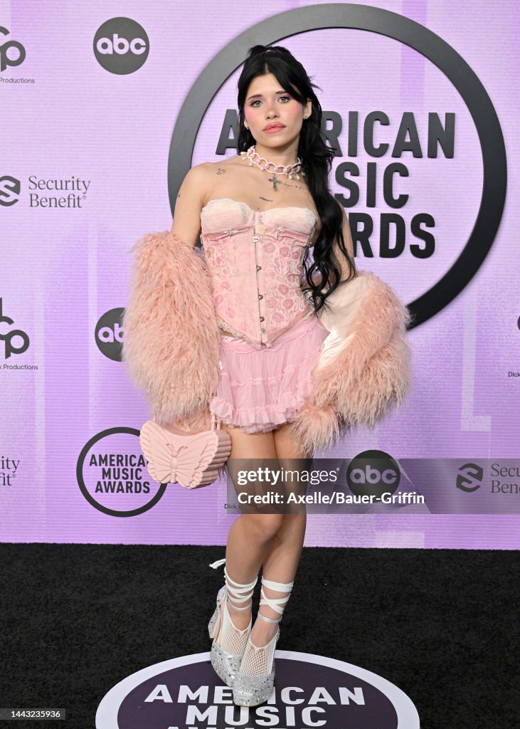 https://media.gettyimages.com/id/1443235936/photo/2022-american-music-awards-arrivals.jpg?s=1024x1024&w=gi&k=20&c=56OEd3GSykZs7cpHzvf2acfeNRIk8pl8Ma6fyLk9Dbw=