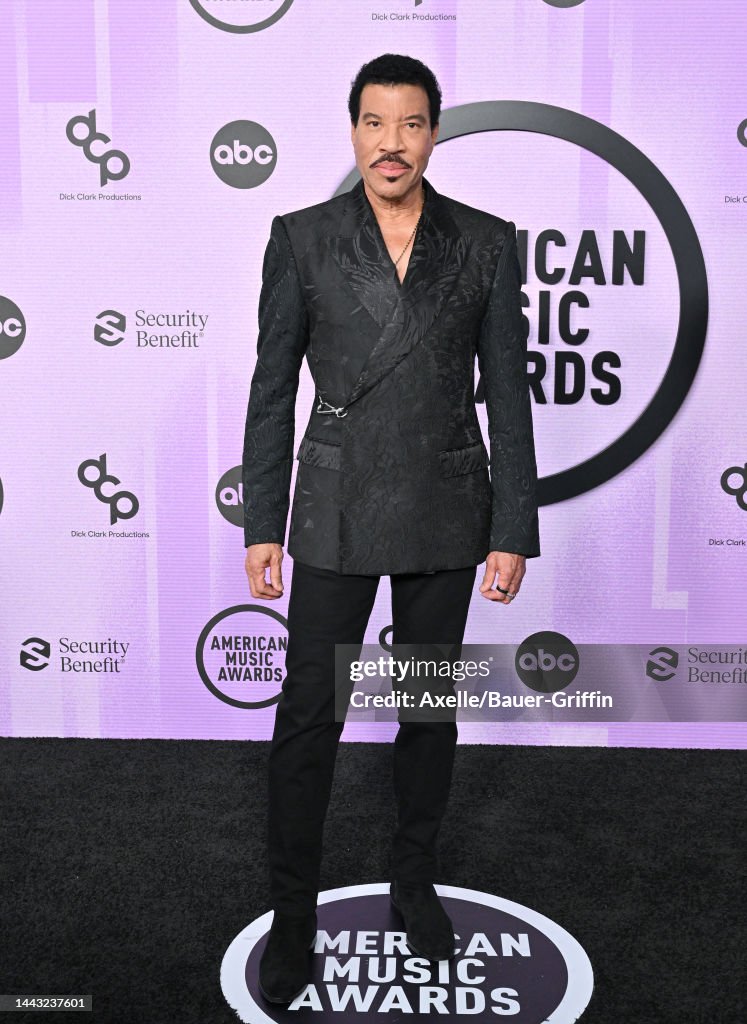 https://media.gettyimages.com/id/1443237601/photo/2022-american-music-awards-arrivals.jpg?s=1024x1024&w=gi&k=20&c=pVi370v343FI8MqEK-IzwcB0FoG7ivlfFxpiTmTUOF0=