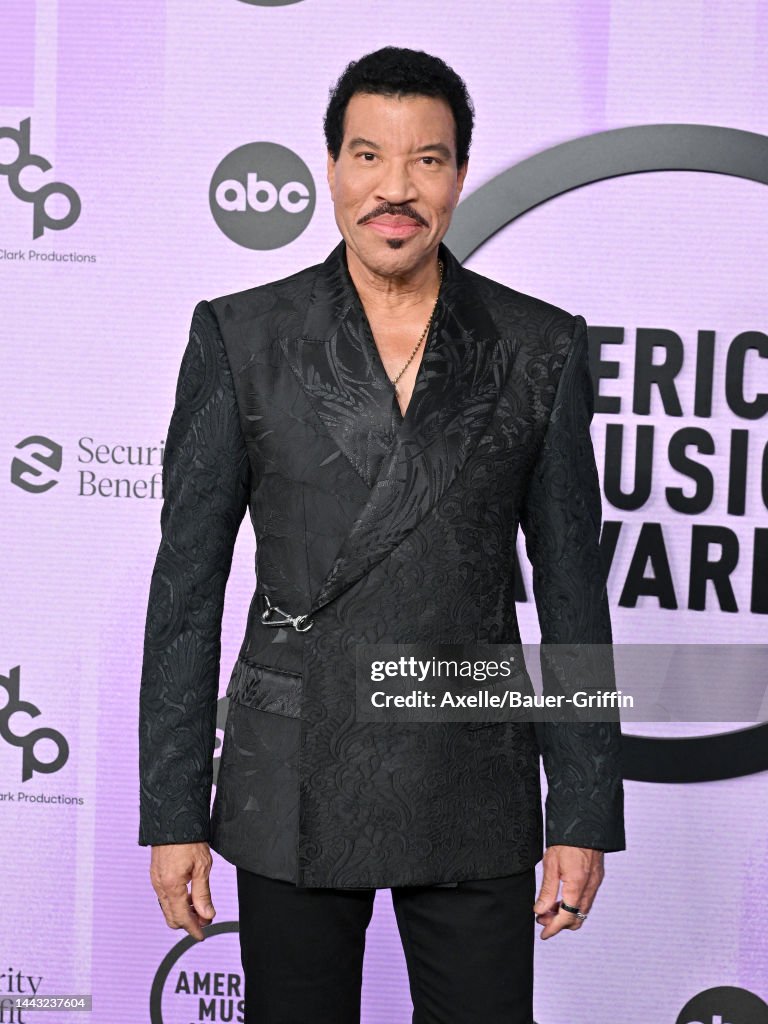 https://media.gettyimages.com/id/1443237604/photo/2022-american-music-awards-arrivals.jpg?s=1024x1024&w=gi&k=20&c=hTITfXiF2dDbszI1nmHVKw1c4bGmaKEM2WrcN2t9Pd0=
