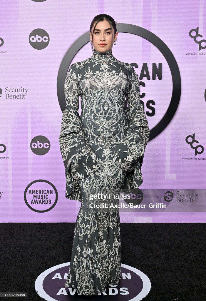https://media.gettyimages.com/id/1443238358/photo/2022-american-music-awards-arrivals.jpg?s=1024x1024&w=gi&k=20&c=yKRzsBAwOnN3ynwmwcG64SCFHt0T_y_QT2A9hNymJoU=