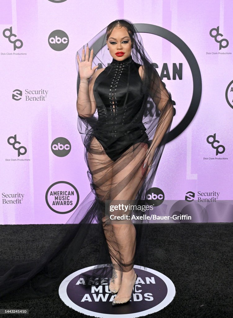 https://media.gettyimages.com/id/1443241410/photo/2022-american-music-awards-arrivals.jpg?s=1024x1024&w=gi&k=20&c=T8ACGMwB7XxyQ61VMfzOb90UztEEBwka7RTNUkVDsws=