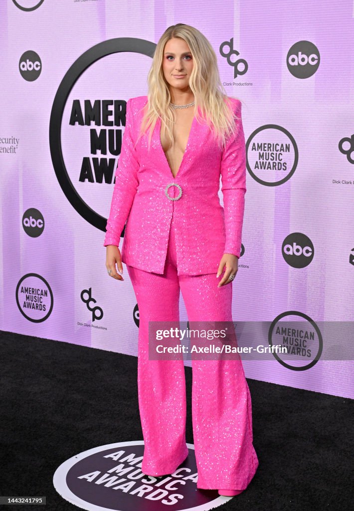 https://media.gettyimages.com/id/1443241795/photo/2022-american-music-awards-arrivals.jpg?s=1024x1024&w=gi&k=20&c=1FjbeImGa1jKc-XpRyNn2xcS4fWnndTMDq7ReSzi3G4=