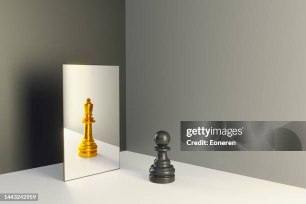 chess pawn in a mirror reflecting himself as a king - mirrors stockfoto's en -beelden