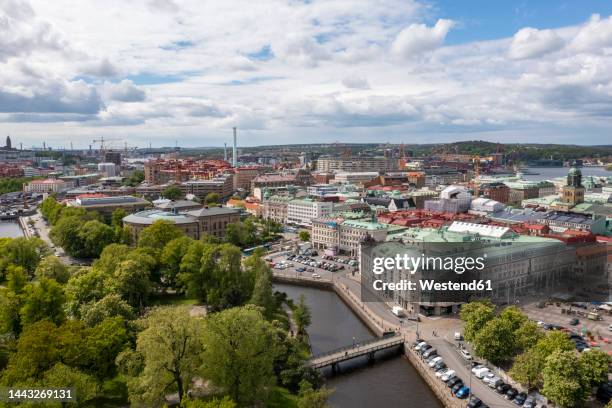 sweden, vastra gotaland county, gothenburg, aerial view of city canal with park trees in foreground - canal trees stockfoto's en -beelden