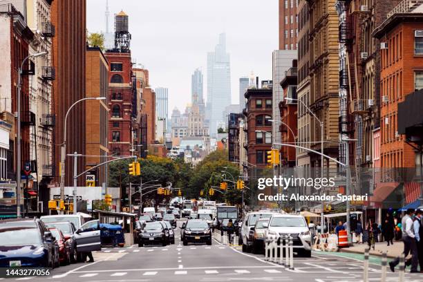 busy traffic on broadway in lower manhattan, new york city, usa - avenida imagens e fotografias de stock